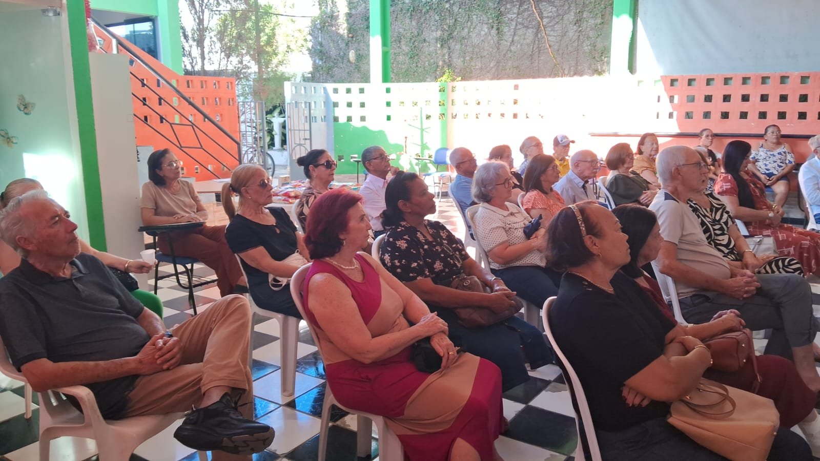 Público acompanhando a palestra sobre prevenção do câncer