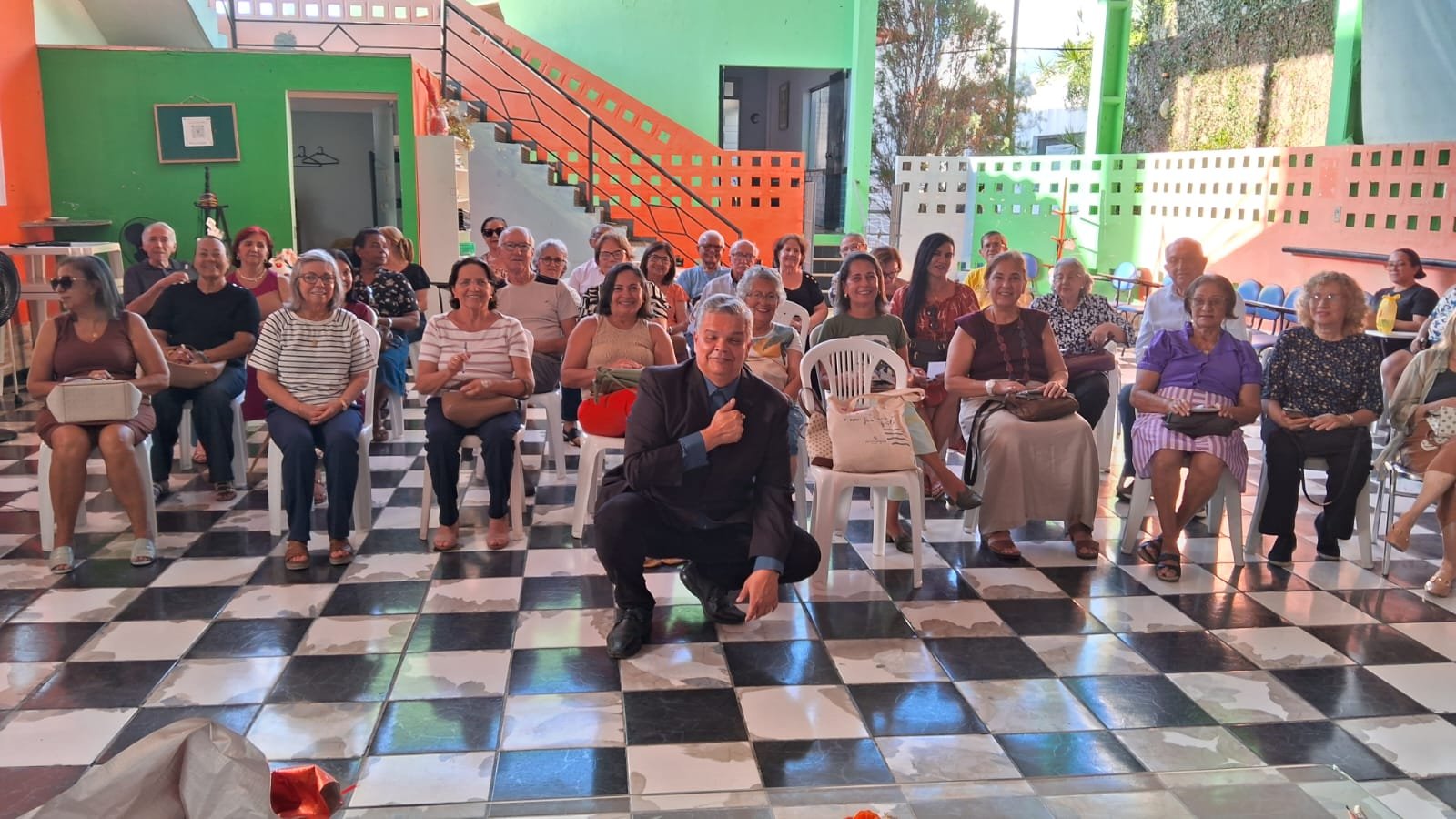 Dr. Antônio Cláudio e participantes reunidos para uma foto