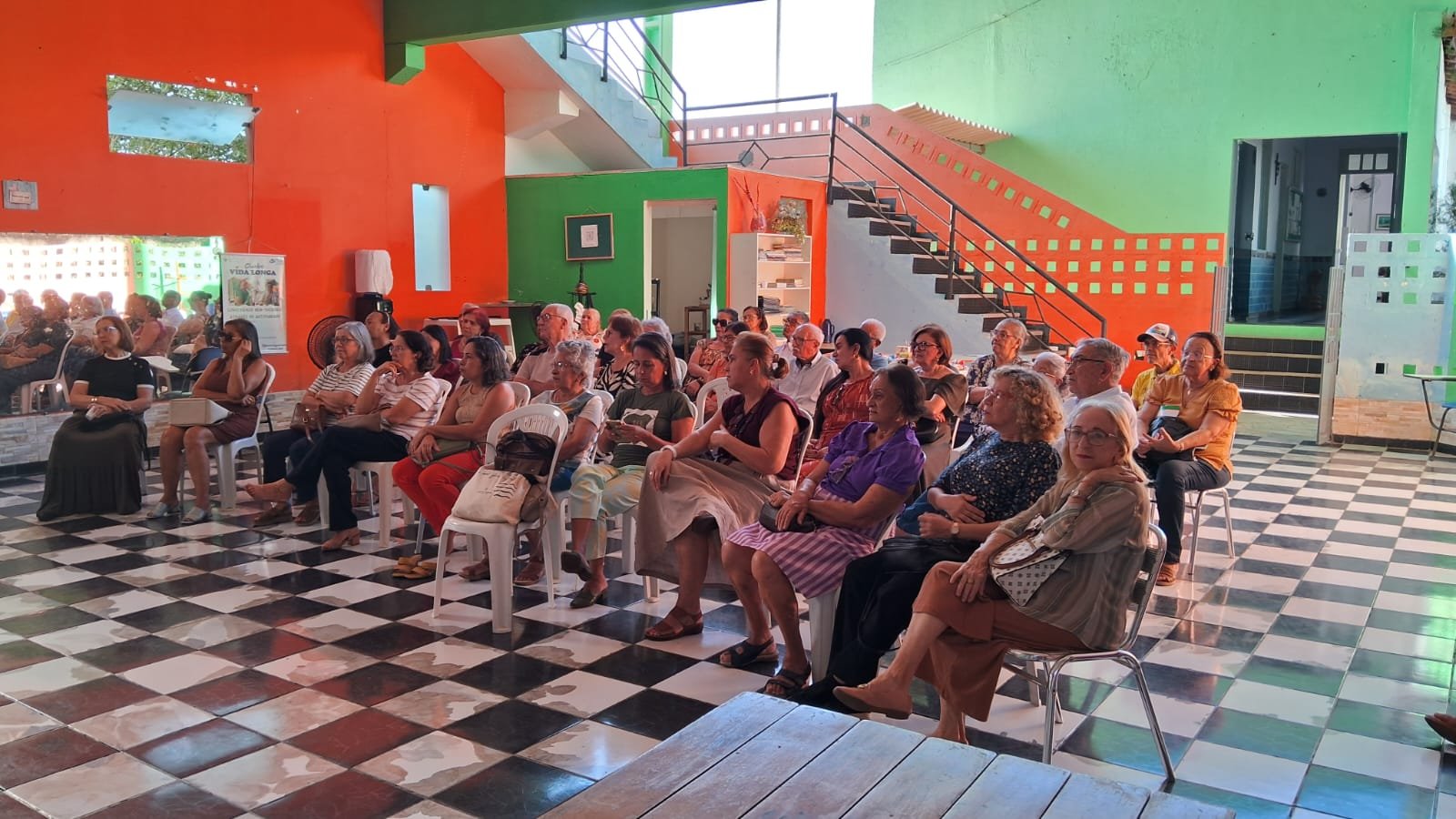 Público reunido em momento de convivência