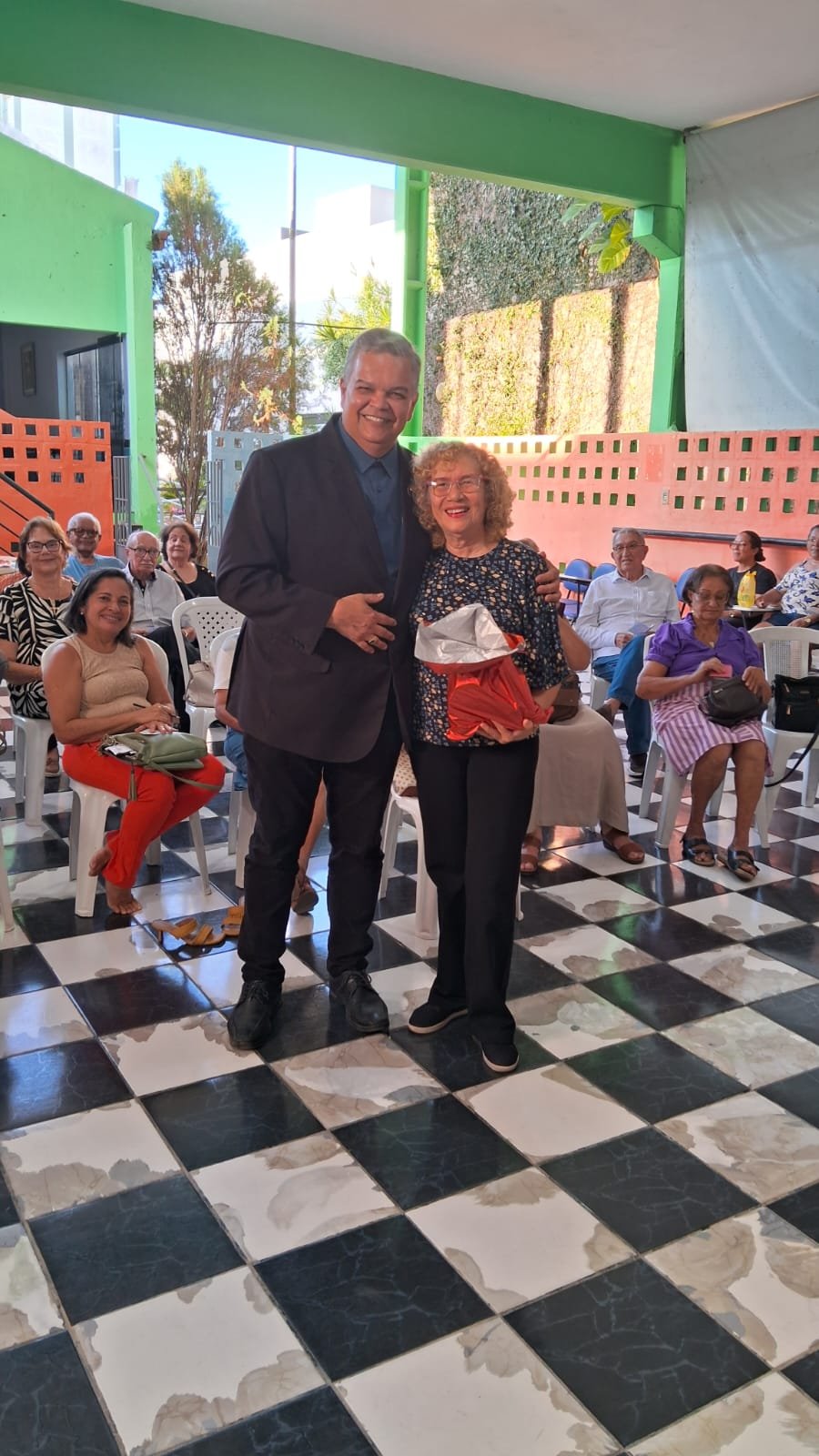 Dr. Antônio Cláudio entregando uma premiação a uma participante
